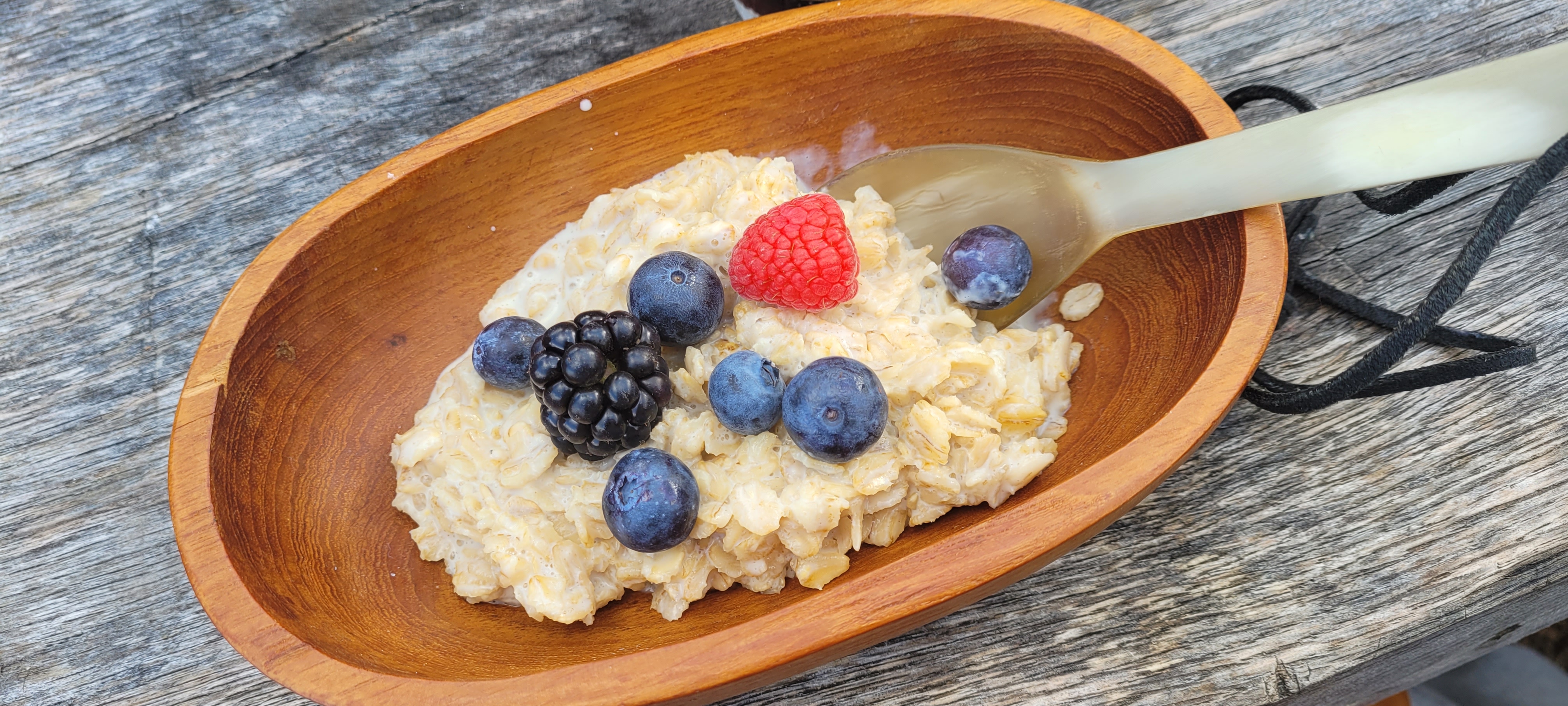 Haferbrei mit Beeren in einer Holzschale