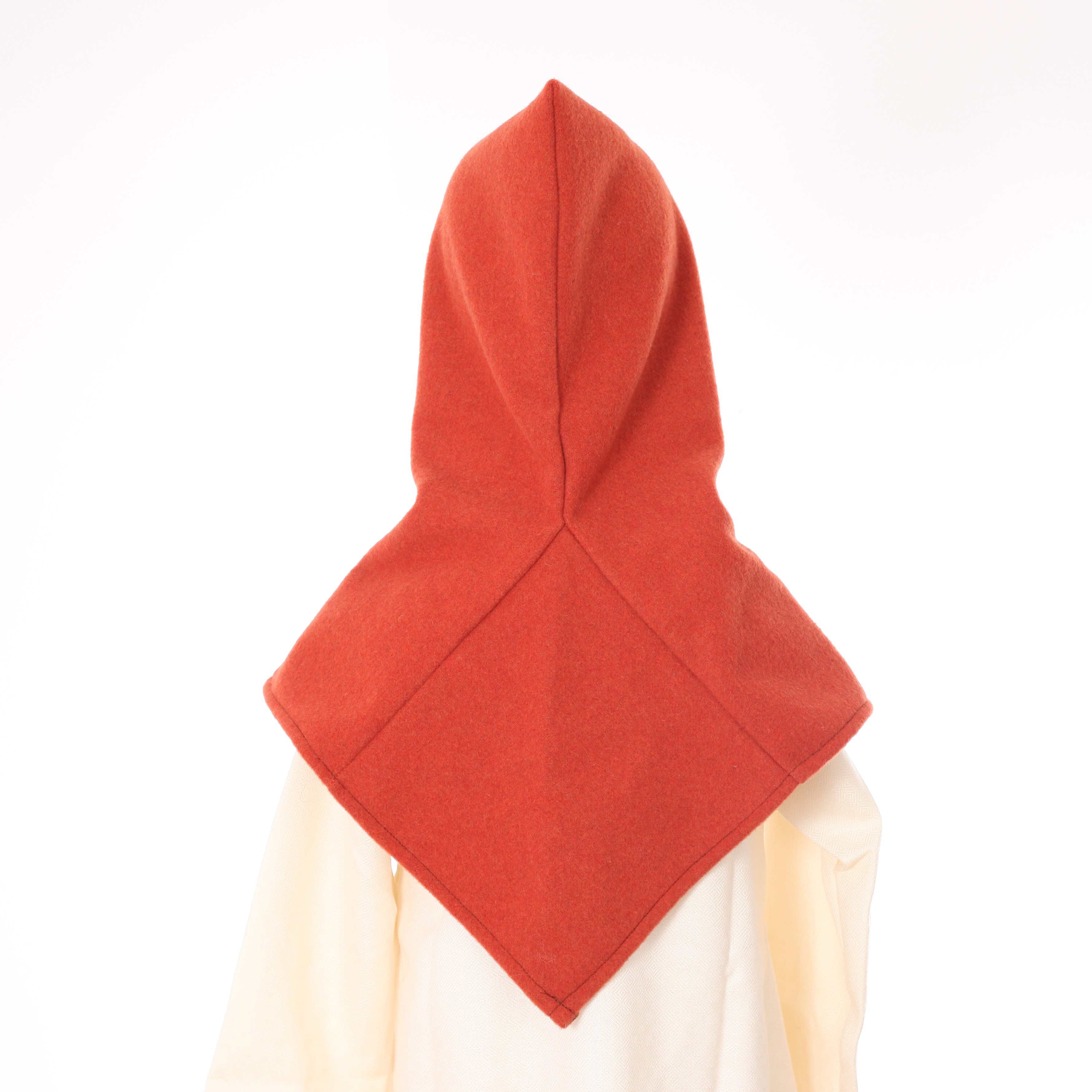 Rückansicht einer orangenen Kindergugel mit hochgeklappter Kapuze.