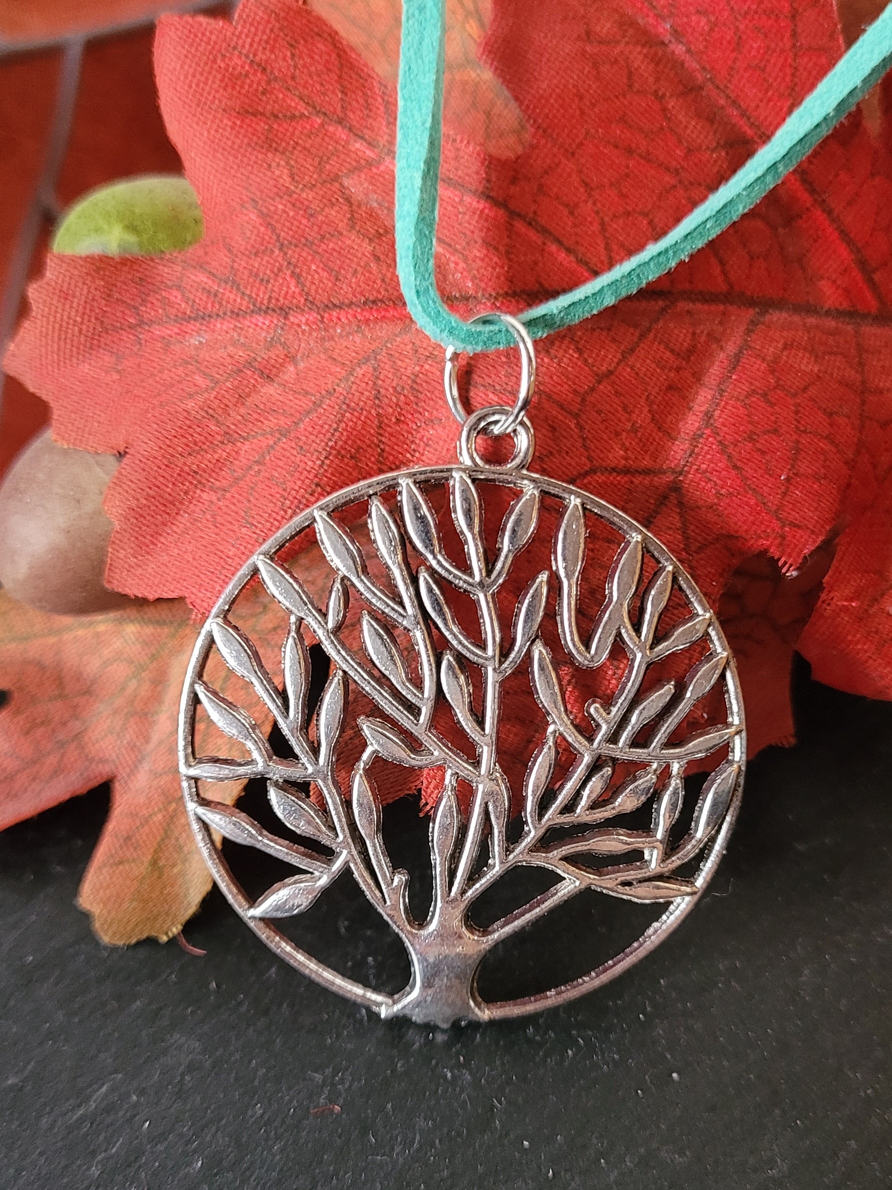 Kette mit Baumanhänger
